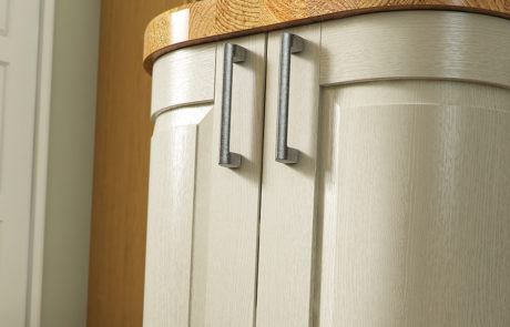 modern-contemporary-windsor-classic-painted-ivory-kitchen-quadrant-doors